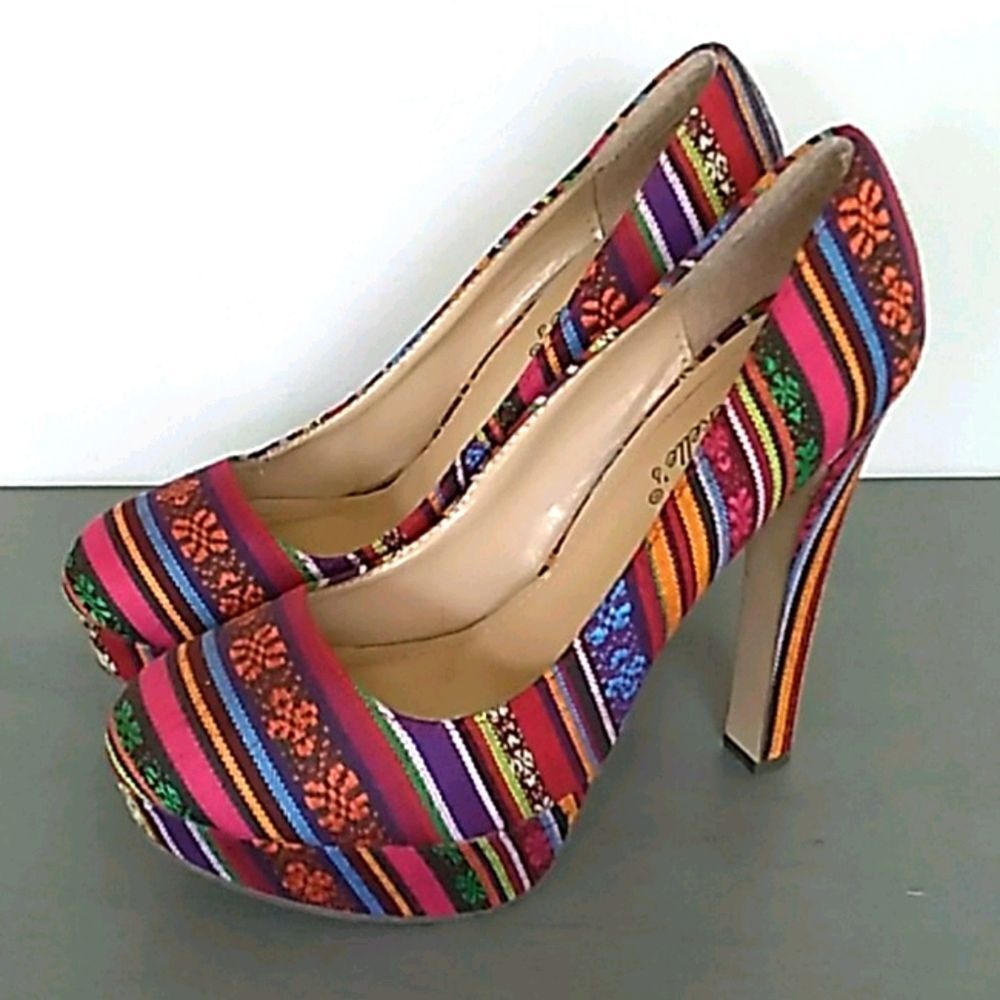 Breckelles Classic Pump Platform Heels. Sz 7.5